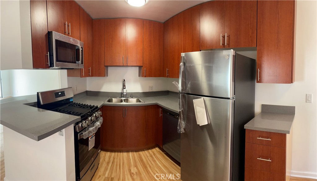 272 W Tujunga Avenue