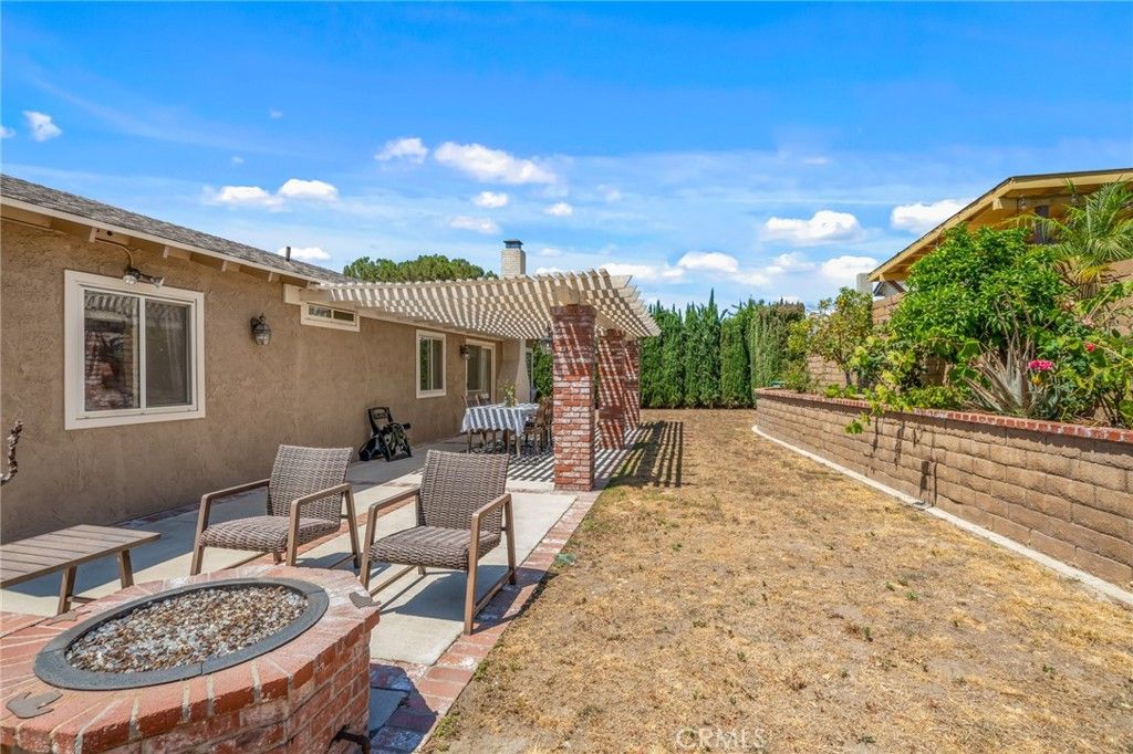 listing image 130726636206634702233