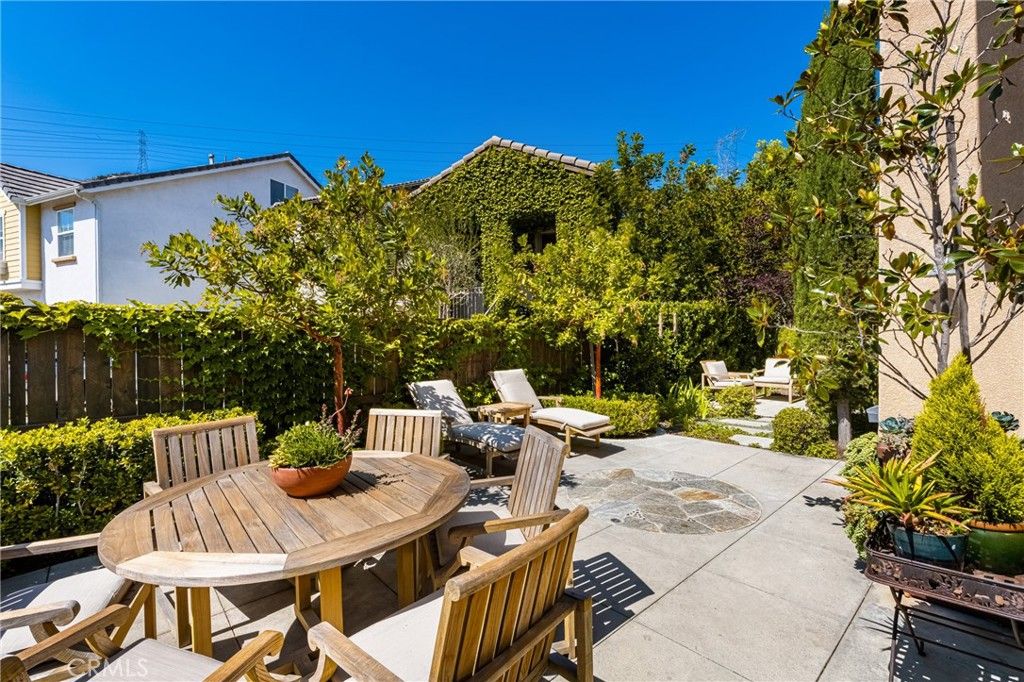 listing image 130724677746793503426