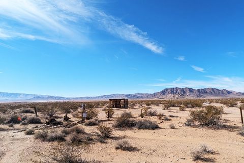 Photo of 7 Northside Rd, Lucerne Valley, CA 92356 (MLS # OC23198110)