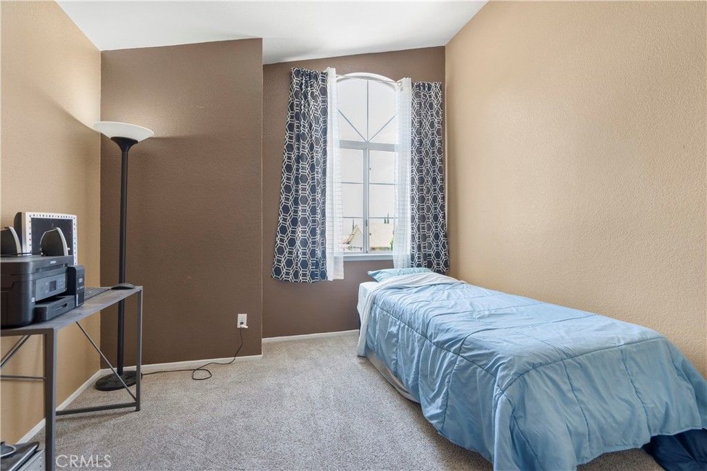 listing image 130725391366452898337