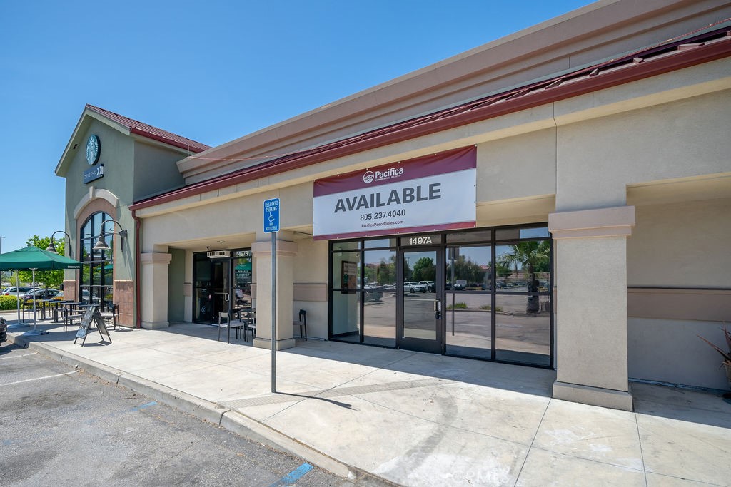 +/- 1,000 sf retail space. Large retail area with office and own restroom. Located in the busy Food 4 Less Shopping Center. Great parking. ASking $2.50 per SF NNN.