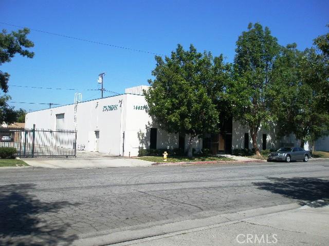 Class A free standing commercial industrial tilt-up building with 3 enclosed offices with A/C ventilation, a large showroom and a 16FT min height warehouse with multipoint access for easy pickup and drop-offs. Gated large block-walled fence yard for ample parking and delivery truck of 53FT or ocean container. With 2 main power panels (200 AMPS, 120/220 Volts), warehouse is divisible but owner prefers to lease to one tenant. Amenities include a) 4-line phone system, b) existing storage rack system optional, c) sprinkler system, d) home style kitchen, e) gated parking, f) simple landscape.
Quick Access to 91 & 605 Freeway. Great location in the heart of greater Los Angeles. Please call to make an appointment to view. Preferred show appointment after 2pm. PLEASE DO NOT DISTURB TENANT. CAM charges est. $1250 per month.