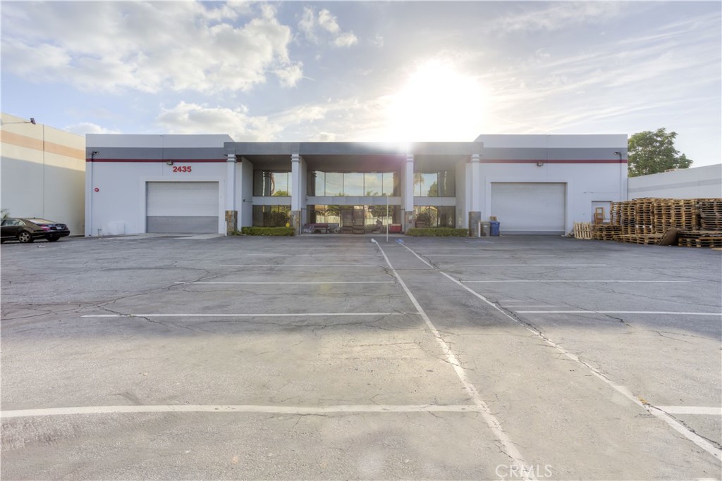 Free standing industrial distribution building w/ fenced Yard
Close proximity to (60),(10) & (605) freeways
21'-24 Clr' & 2 high loading docks
office 8000sqft w/ executive offices, show room, Lunch break room
Building size: 48,864sqft
Building with Two parcel # 5281-009-025 & 8281-009-026 ( total Lot size 65,325sqft)