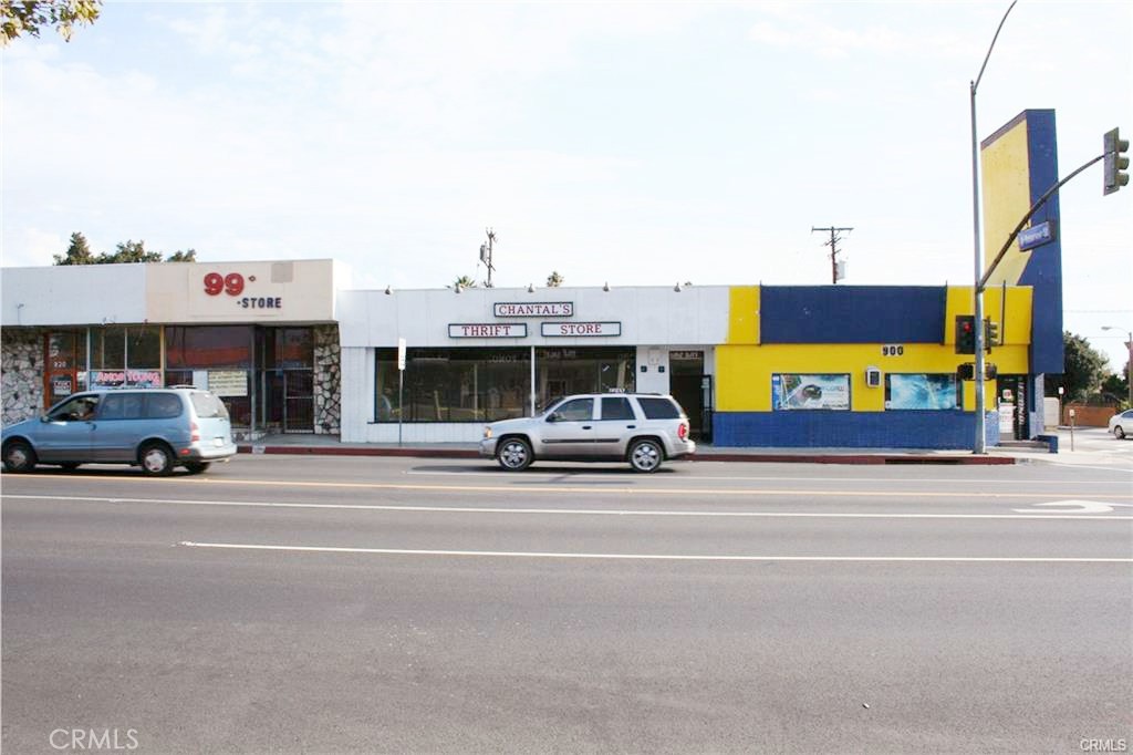 POMONA SHOP
Office/Retail location in Pomona .One unit for lease. Approximately 1500 sq ft. located at intersection of Holt and reservoir. Very busy street with restaurants, bar, event center, bridal shop, barber shop, hair salon, retail colthing. Great potential!! space good for storage, retail, office, church usage, etc...