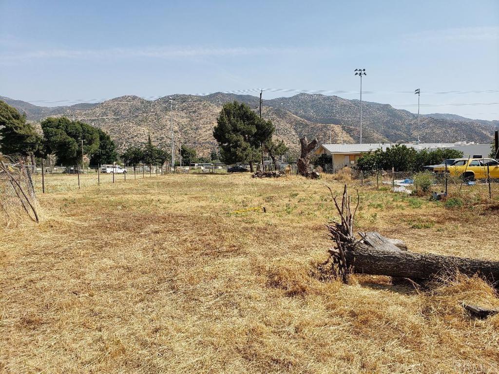 Residential lot in the city of Banning, possible for residential property building with valley and mountains view. An additional 1.88 acres lot next to it is also available for sale. Please inquire with listing agent for additional information. All information deem reliable but not guarantee. Buyer(s) and agent to verify with relevant agencies with regards but not limited to; lot lines, access, easement etc.
