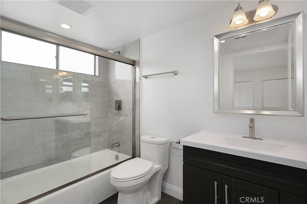 Photo 4 of 11 of 9737 Charnock Avenue 14 condo
