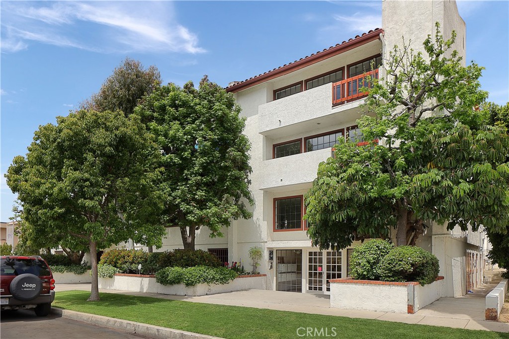 Photo 2 of 11 of 9737 Charnock Avenue 14 condo