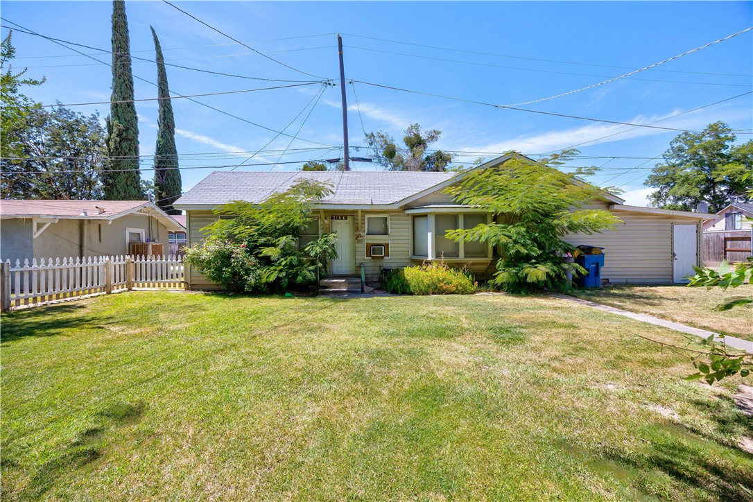 Main image without alt text