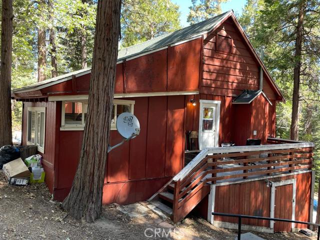 Remodeled vintage cottage just a stones throw from the Antlers Restaurant and Mountain High Market.