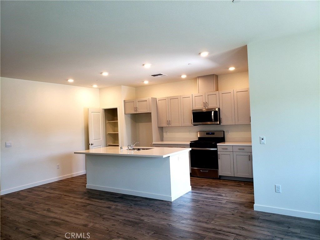 listing image 130722468585748818975