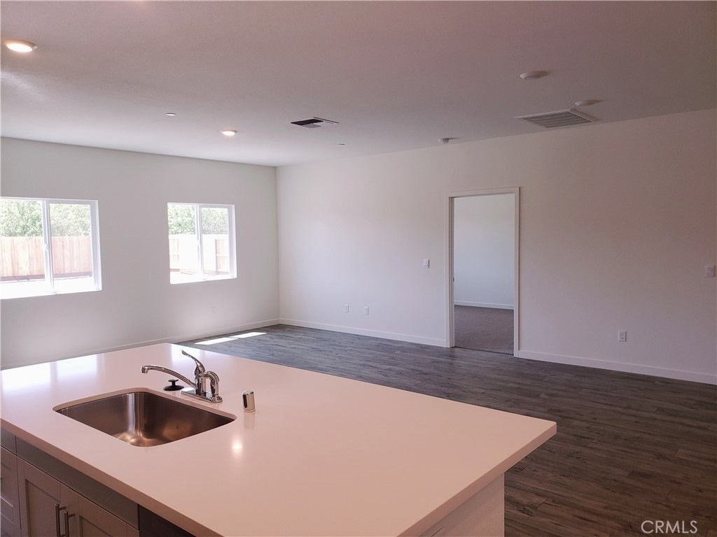 listing image 130728545637937801041