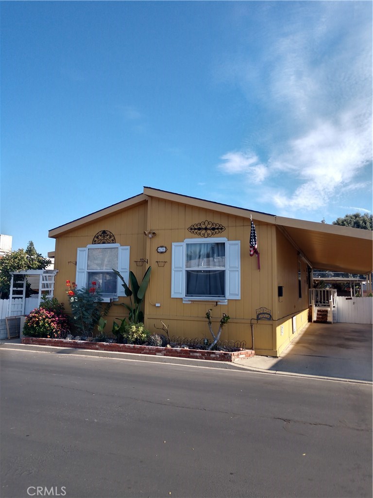 Nice 3 bed, 2 bath mobile home in Kings Way Garden in La Verne. Located between the 210 and 10 freeways. Near to the Metrolink Pomona North Platform. Public transportation is located on Arrow Hwy. Metro Rail Gold Line is scheduled to stop at nearby within 2024,(buyer to verify). Located near the Fairplex, hospital is nearby, shopping is close by, downtown La Verne is nearby. Within the school district of Bonita Unified. The mobile home park has a swimming pool, playground and a greenbelt. Buyer to inspect and verify park, park management, square footage for themselves.