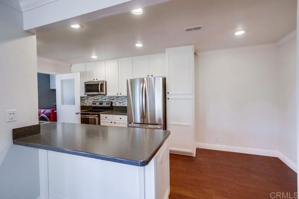 listing image 130723510559673641911