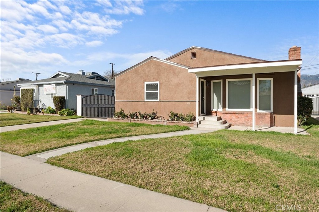 Main image without alt text