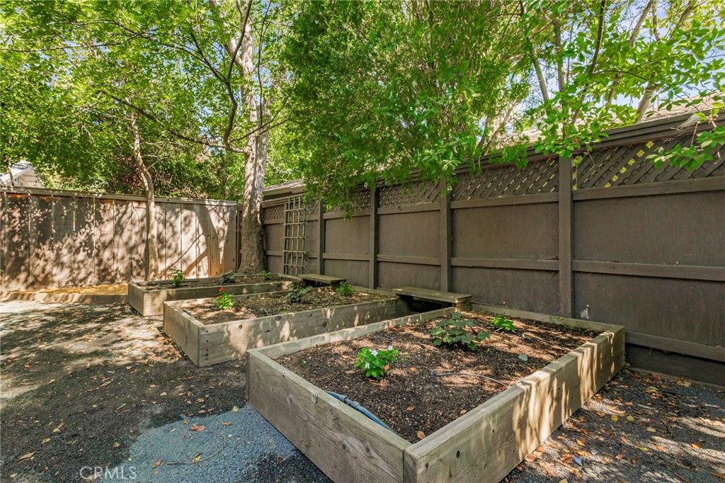 listing image 130729903323402685147