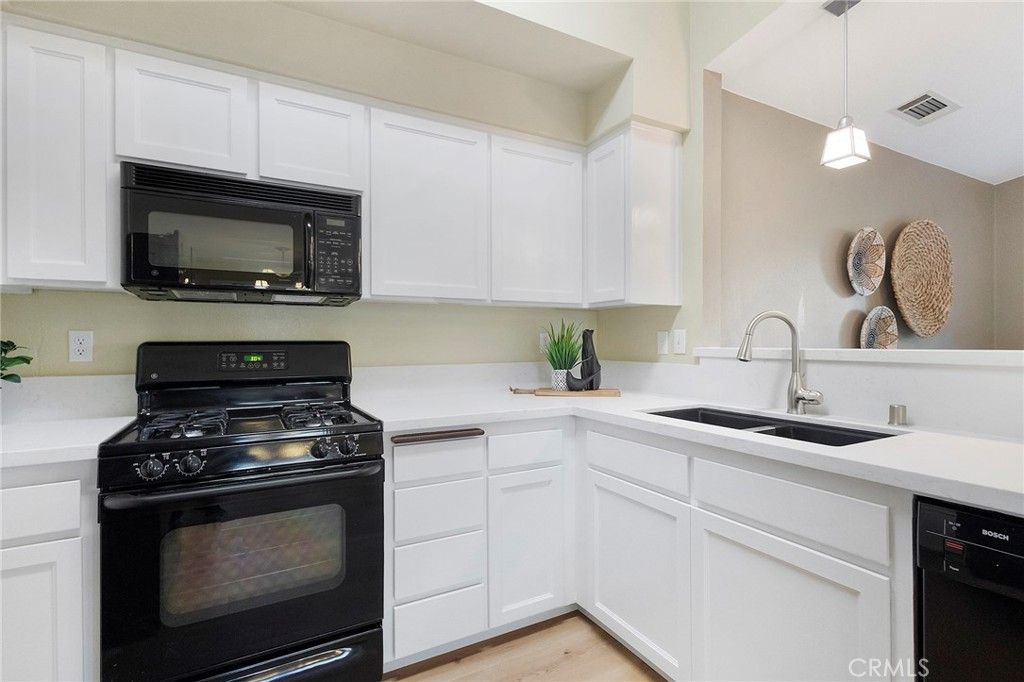 listing image 130722872083418883059