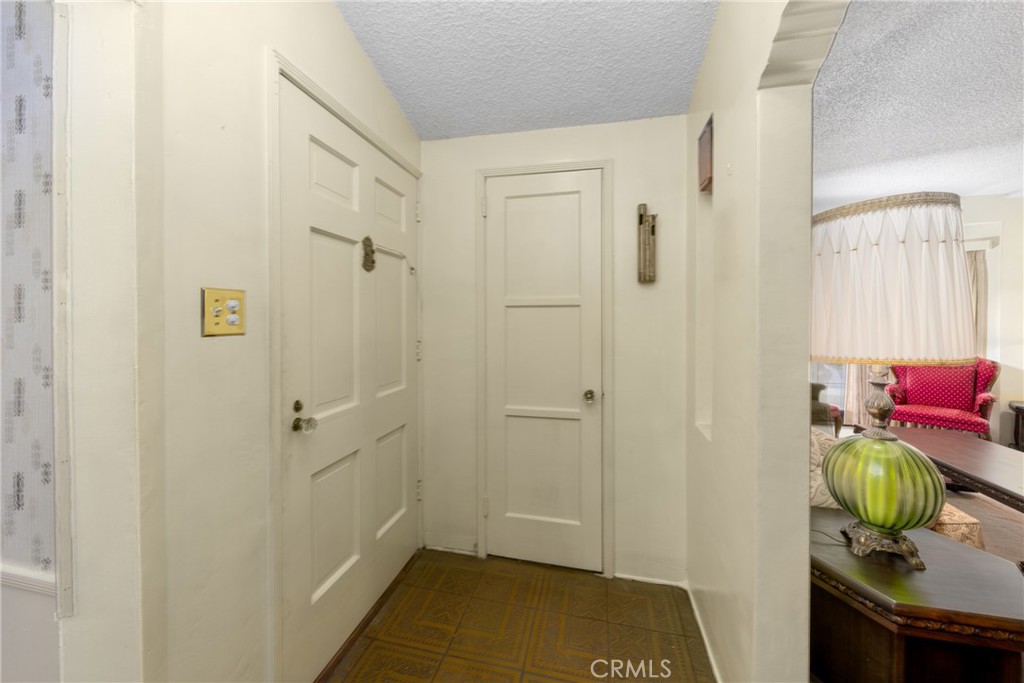1127 W 81st Place