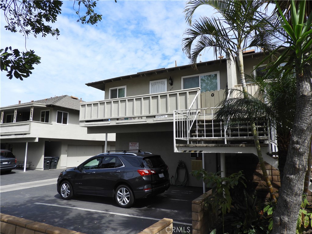 This Magnificent turnkey end unit is a MUST SEE! Located at a premium location, this unit has been highly upgraded with beautiful shutters, gorgeous laminate flooring and new base boards throughout. Unit has a new modern feel and features a recently upgraded kitchen with tile black splash, white cabinetry, and great appliances. The amazingly spacious freshly painted and remodeled Living room features a glass fireplace and a wonderful balcony perfect for morning coffee. The large freshly painted master bedroom features wood laminate floors,baseboards and a spacious area for a king size bed and a large walk in closet and a newly remodeled bathrooms. Unit features a one car garage and is a short walking distance to the association pool. Walking distance to Churches, day care, close to freeway access and up the street from the famous Orange circle. It's in close proximity to Chapman University. Water, trash and sewer included