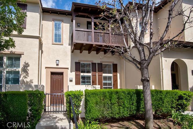 Charming 2 bedroom 2.5 bath townhouse in the private, gated community of Northpark. Enter through a private courtyard to the front entry which opens to the living room with it's high ceiling and wood laminate floors. This home features a separate dining room or family room with a dining area. The kitchen is comfortable in size with a new dishwasher and microwave. Upstairs you will find two bedrooms each with their own bath and walk in closet. The master bedroom features a private balcony. Neighborhood amenities
include private parks, pools, spas, and tennis courts all secured within the private guard gated community.