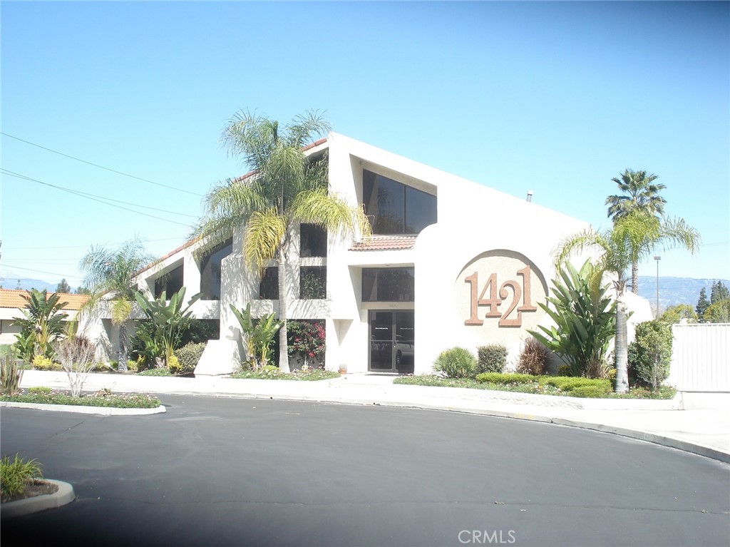 Great professional business office building, come be a part of other professionals and set up your office space in this great building. ideal for an Escrow Company, Real Estate Office. This building gives you access to a conference center, meeting room, large break room and green belt area with ample parking.