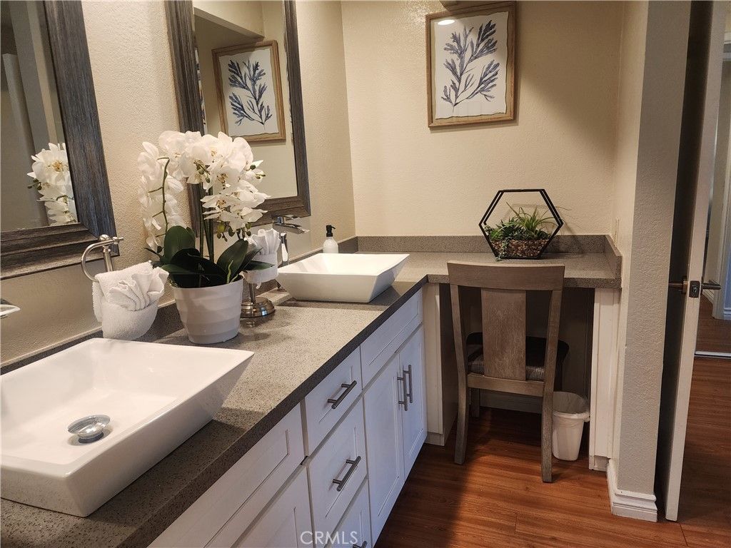 listing image 130729914604095915564