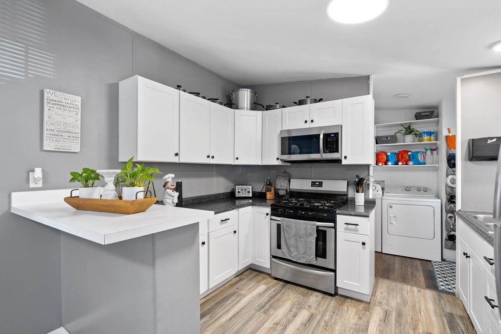 listing image 130724472843636755523