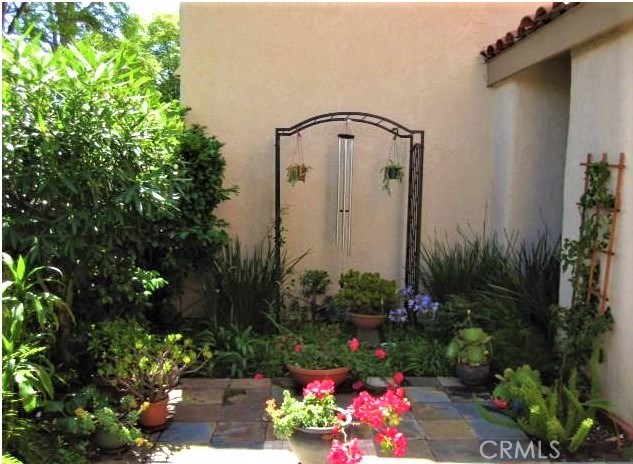 End Unit 2 Story Townhome. 2 Bedroom + Den (Downstairs can easily put the portable closet to become to the bedroom), 2.5 Bath with 2 car Attached Garage. 1810 Sqfts. Upgraded J.M.Peter Home Situated in Unique University Park. Remodeled Kitchen with upgraded European Kitchen Cabinets, Granite Counter Top,Refrigerator , Washer and Dryer included, Breakfast Area with View of Garden and Green. Great Room with Dining Area. Beautiful Garden with View of the Hills and Treeline. Walking Distance to Library and Elementary School. Easy Access to 405 Freeway and Newport area. CURRENT TENANTS OCCUPIED.
Good Credit, No Pet/ Smoker.