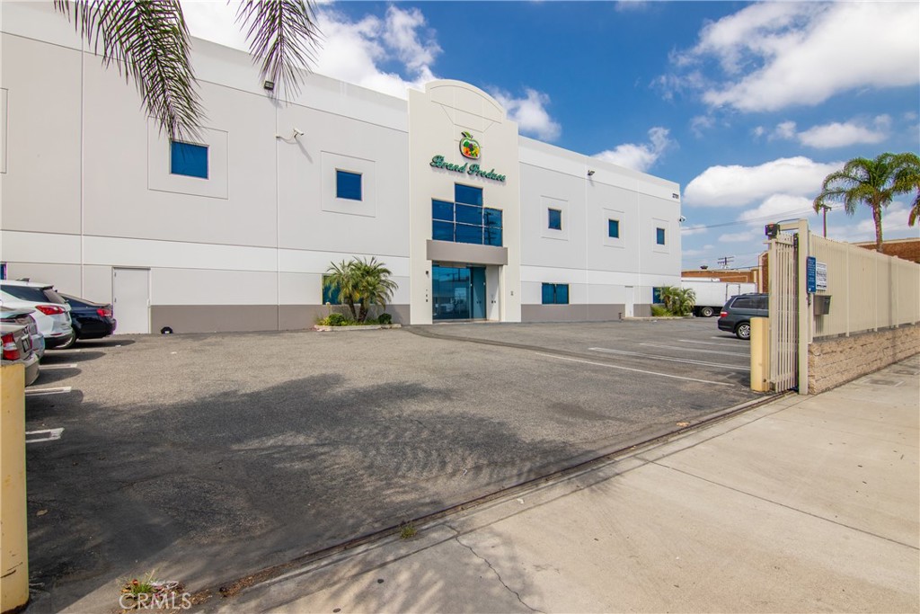 We are pleased to present appx. 9,200sqft. of both warehouse space and office space located at 2300 E. 27th St. in the City of Vernon. The space includes appx. 9,200sqft. of warehouse/storage space and appx. 1,200sqft. of office space along with an abundant 25FT. Ceiling Height, 2 designated bathrooms, HVAC, One Dock Loading/Unloading Space.Arts Distrct Adjacent, The City of Vernon is an industrial city of 5.2 square miles located minutes from Downtown Los Angeles. Located on the hard corner of Santa Fe and 27th, this property was built in 1999 and carefully reimagined in 2009.