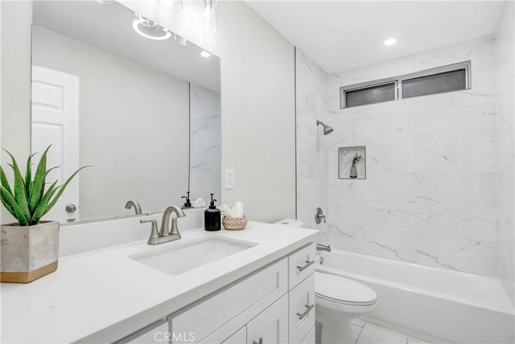 listing image 130729363826789829369