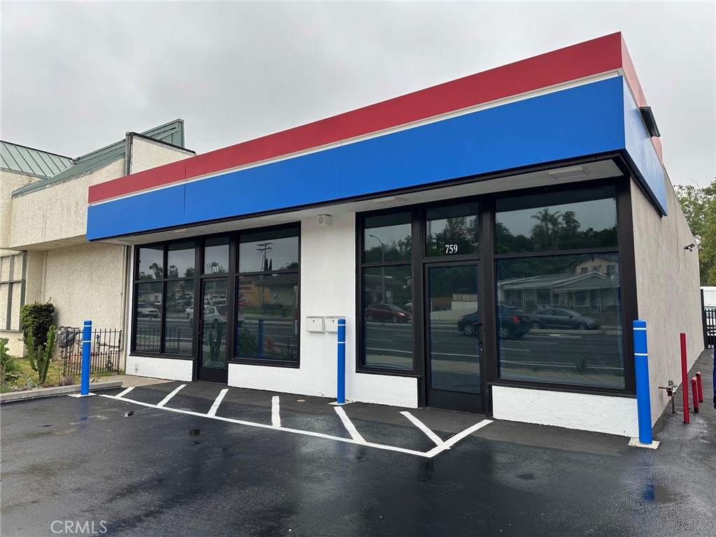 This Freestanding Retail building located in the revitalized submarket of Vista, is currently available for Lease. A new, modern design will provide stunning curb appeal, ample privately motorized fence parking, and elevated ceiling heights to maximize visibility. The property interior has been fully renovated to include new paint, new windows and updated restrooms. There is additional warehouse space positioned in the rear of unit with a roll up door. Located in a highly-trafficked area, this location boasts high visibility to E Vista Way and Townsite Dr. There are multiple residential and commercial development projects underway or planned in the immediate trade area, including 1,000+ high end homes/townhomes and three ground-up retail projects. Strategically located near one of the busiest intersections in North Vista, this property will accommodate many different commercial retail uses.