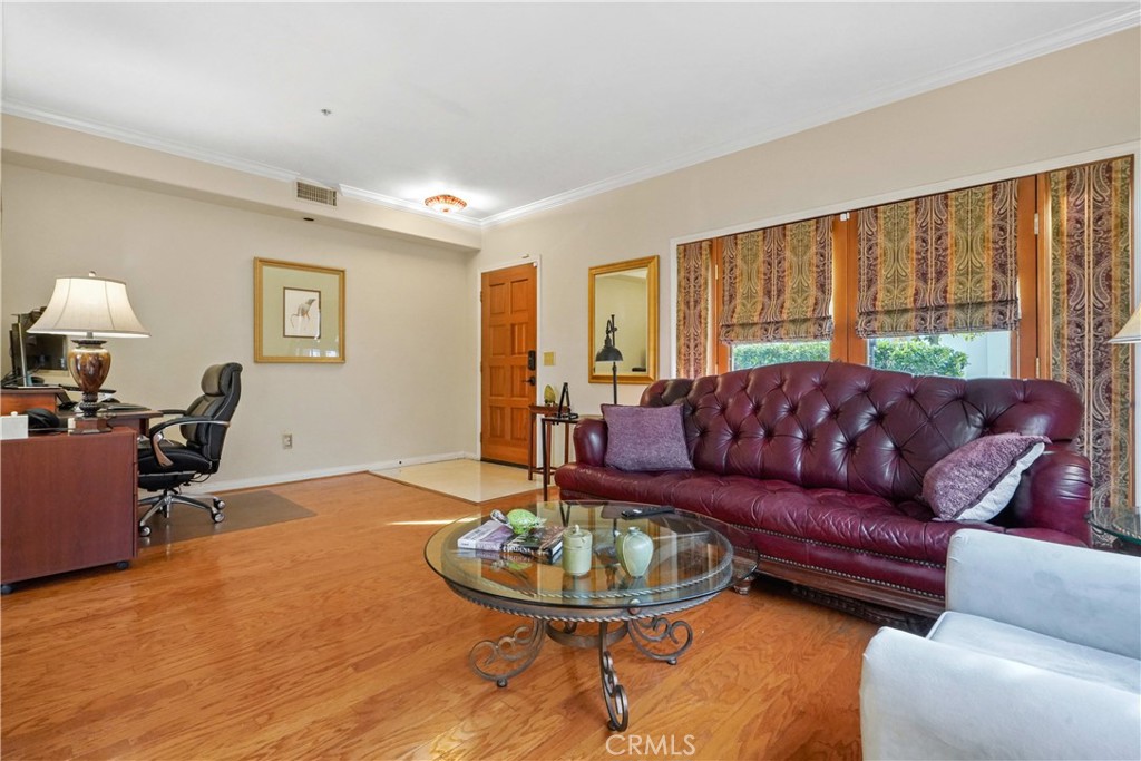 Photo 11 of 38 of 945 S Marengo Avenue 7 townhome