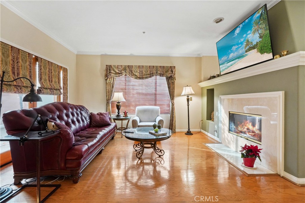 Photo 6 of 38 of 945 S Marengo Avenue 7 townhome