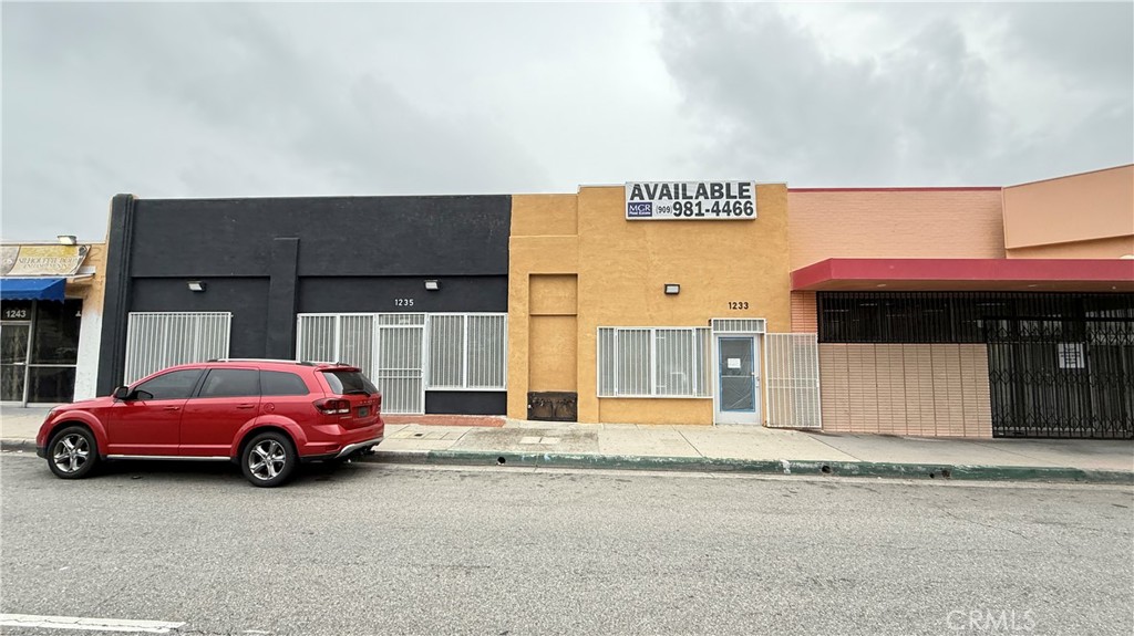 Excellent location just a quarter of a block from baseline ave. This ideal space comes with a fenced secured yard, 2 restrooms 1 private office and one large open area ideal for any retail or office set up. This could be a great space for a small furniture store, over stock, or miscellaneous sale items.