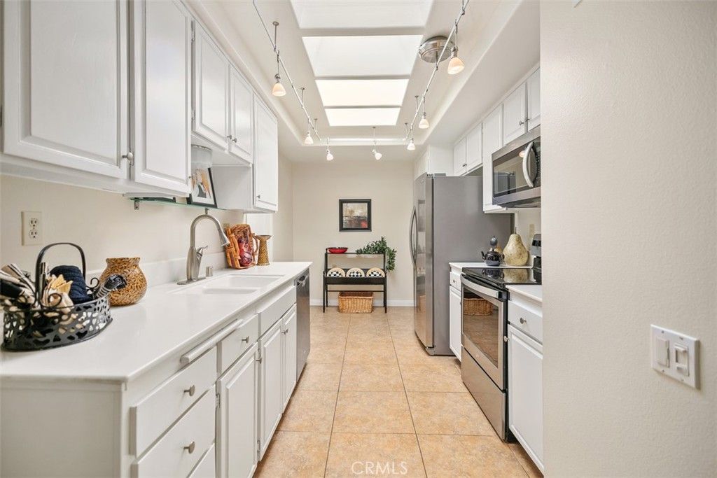 listing image 130725437279409420955