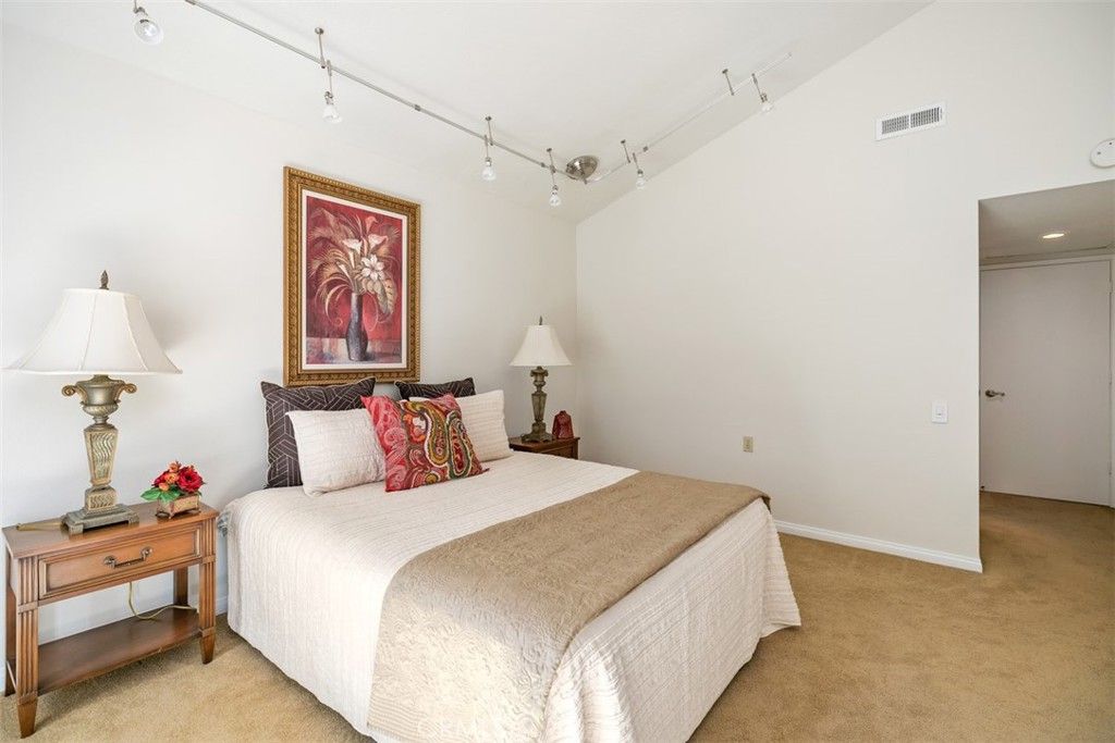 listing image 130725294810587914689