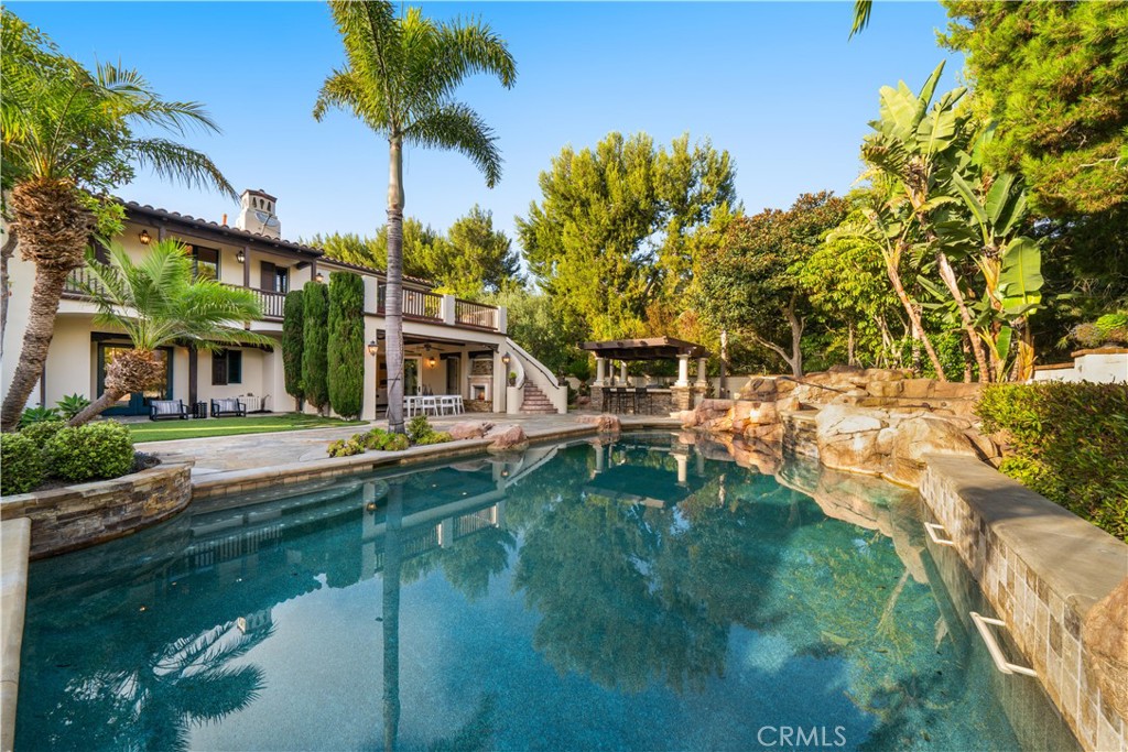 The mansion is ideally situated on a Cul-De-Sac, a corner lot with three sides free of neighbors, separated from the neighbors to the east and south by a wide green belt, ensuring privacy and tranquility amidst lush trees. It is in the prestigious 24-hour guard-gated community in Crystal Cove in Orange County nestled between the mountains and the sea, offering enchanting ocean views reminiscent of paradise.
Sitting on a flat land of 15,562 square feet, with an living space of 5,558 square feet, this perfect Watermark Plan 3, originally built by Taylor Woodrow, featuring an ideal layout. It includes six suites and two guest bathrooms. There are two suites down stairs, while the second floor has four suites plus a loft. The large balcony on the second floor faces the beautiful backyard, where your eyes can overlook the azure ocean beyond a few large trees from the southwest direction. A Staircase from the balcony leads you to a resort-style backyard with a saltwater pool and spa, BBQ area, gazebo, outdoor shower area with a half bath, and an outdoor dining area with a fireplace. The picturesque scenery is captivating. The bedroom in the northwest corner of the upper floor also has stairs leading directly down to the front yard, ensuring excellent privacy. Every detail reflects classic sophistication, featuring high-quality hardwood floors and renowned Italian Calacatta Gold marble kitchen countertops. The four bedrooms on the upper floor enjoy a verdant view with wide-open yet private vistas. The comfortable and aesthetically pleasing circular staircase design, along with the spacious and welcoming atrium, ensures ample natural light throughout the house.
The community features a swimming pool, spa, gym, parks, walk trails, children's playground, and a tunnel that leads directly to the beach. Crystal Cove Plaza is right below the community. A ten-minute drive takes you to Fashion Island, while South Coast Plaza, the Spectrum Center, and various supermarkets and dining options in Irvine are all within a 20-minute drive. With first-class beaches, abundant recreational facilities (including premier golf courses and shopping centers), and quality educational resources (notable private schools like Sage High and TVT) just a few minutes' drive away, Crystal Cove boasts a safe and friendly community atmosphere along with convenient transportation networks, making it a unique world-class luxury residential area.