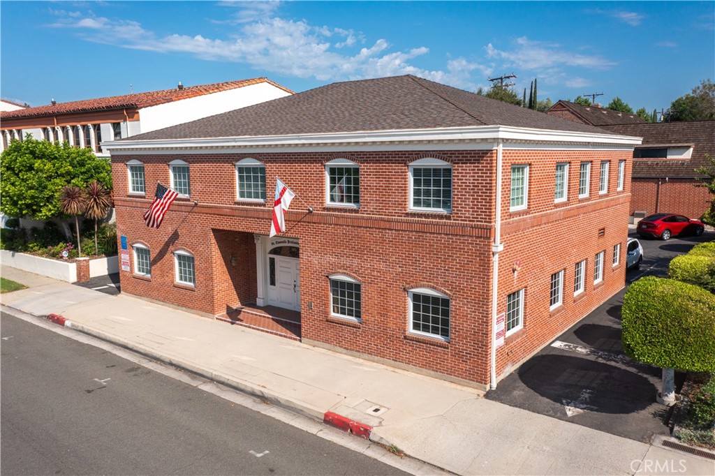 Office Space for Lease
Available: Unit 204 (264 SF)
Rental Rate: $795 per month
Lease Type: Full Service
Term: Negotiable
Possession: Available Now
- 2nd floor single room office with a shared lounge, kitchenette, and refrigerator
- Elevator-served boutique office building in the highly desirable city of San Marino
- Located on the corner of Huntington Drive and San Gabriel Boulevard
- Walking distance from Starbucks, CVS, Trader Joe's, and more
- In proximity to the 210 & 10 freeways, Santa Anita Park, Westfield, and Old Town Pasadena