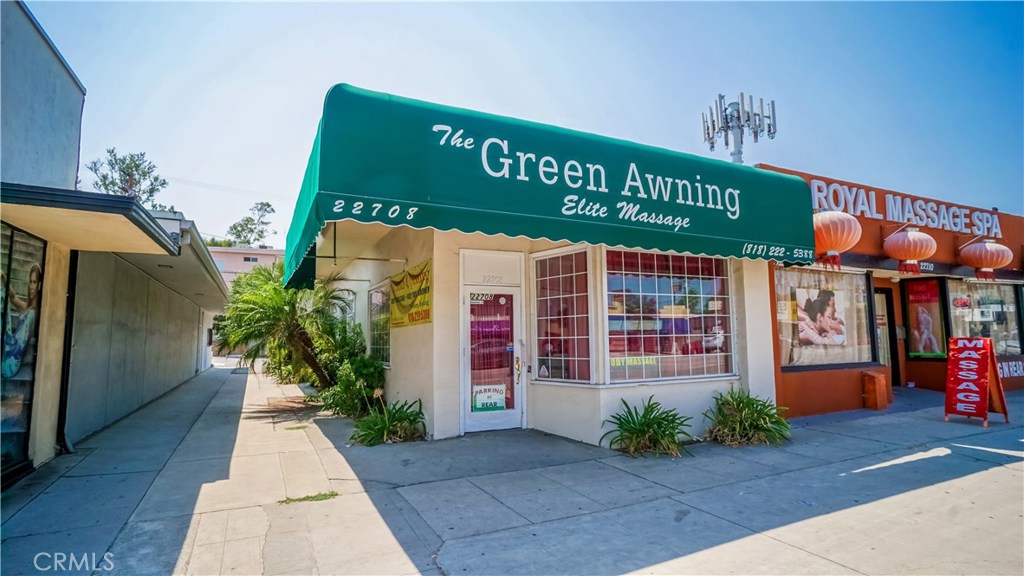 Storefront retail in prime location of Woodland Hills on Ventura Blvd, close to many large apartment communities, residential areas and anchor tenants within close proximity. This property features plenty of parking and takes advantage of the high traffic on Ventura Blvd.