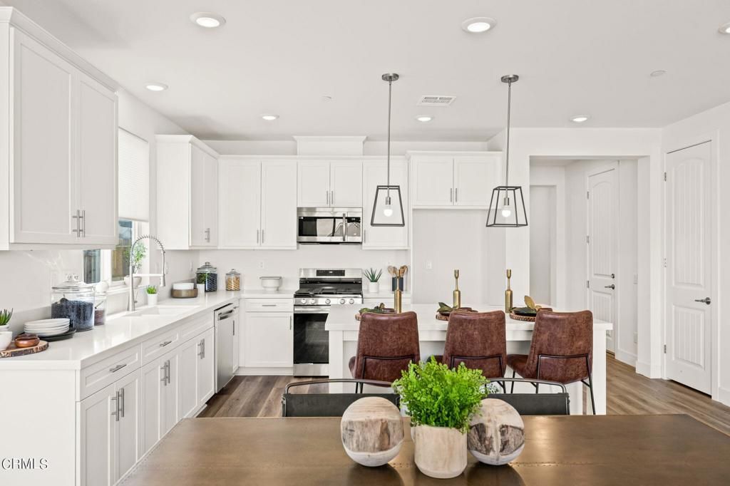 listing image 130728360008435643497