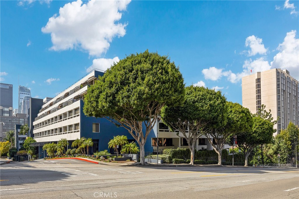 880 W 1st Street 204
