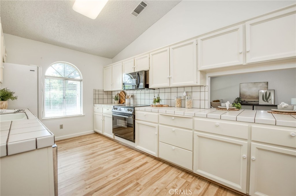 Photo 17 of 33 of 2366 Escalon Avenue house