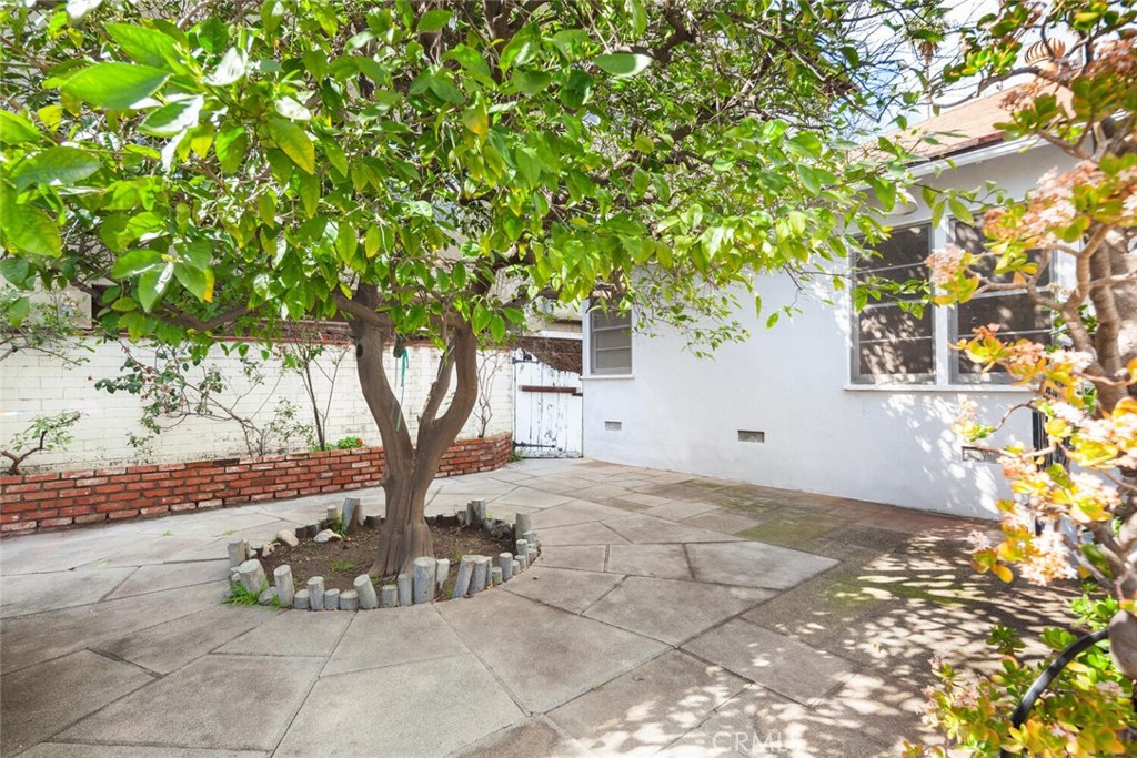 Photo 6 of 27 of 13152 Moorpark Street house