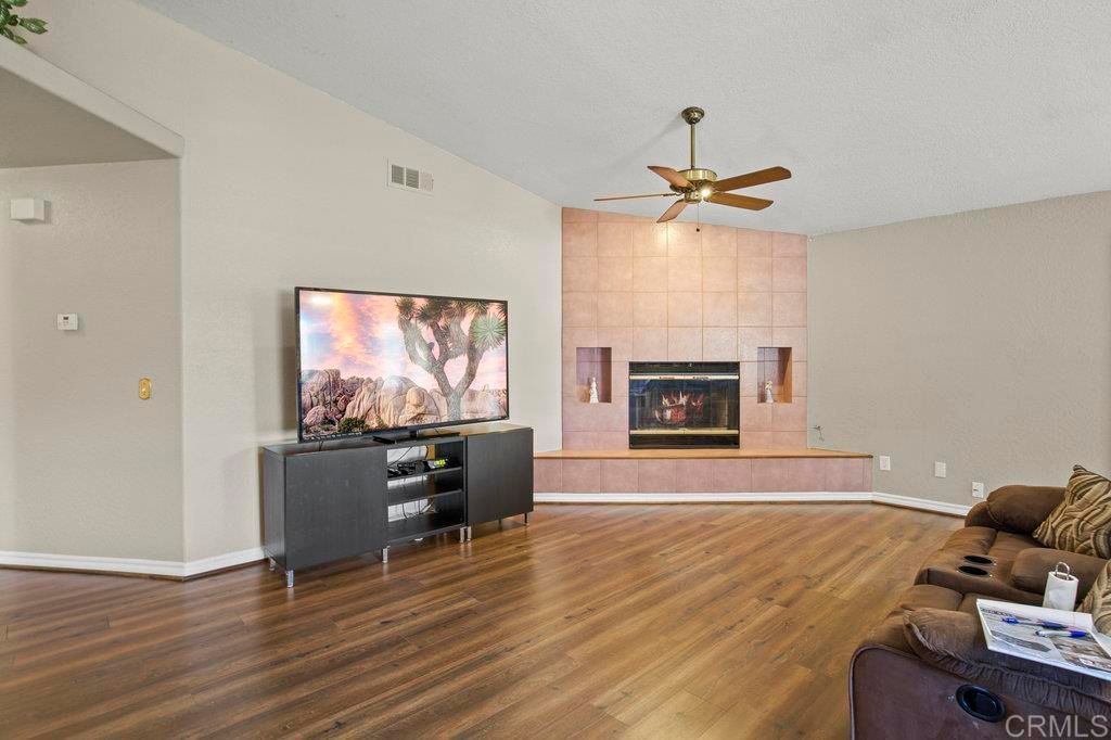 listing image 130723476536909922716
