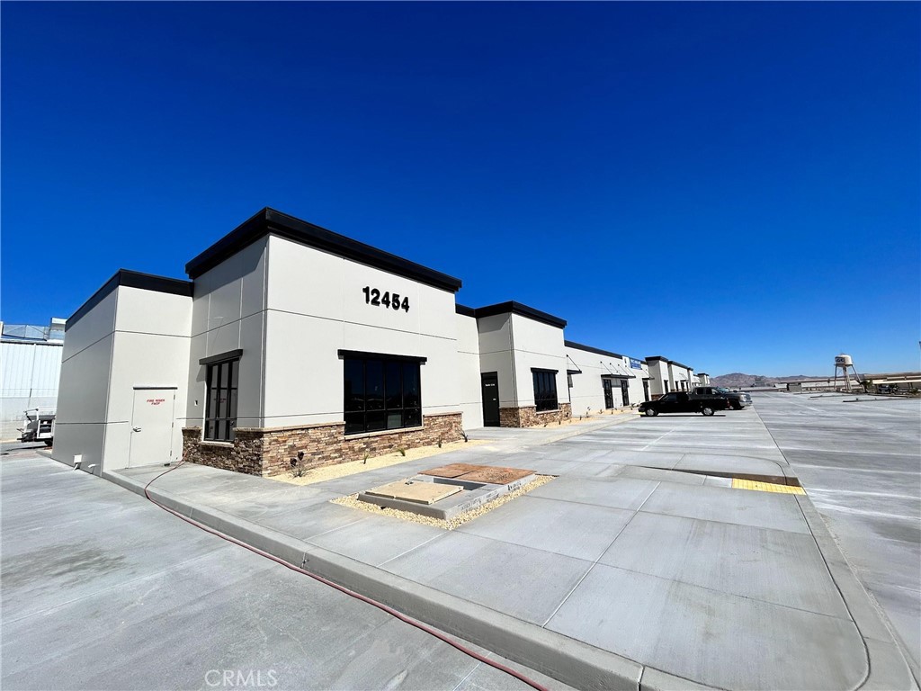 First generation units in a multi-tenant industrial building now available in the City of Victorville. Space is available in single unit areas of ±1,855 sf up to ±1,947 sf. Each unit is equipped with one grade level roll up door in the rear. All units include fully improved office spaces as well as one restroom per unit.
Situated just over ½ mile from the heavily traveled Hesperia Rd. and Bear Valley Rd. intersection, the property is located adjacent to the UPS Customer Center on the corner of Jasmine Rd. and Industrial Center Dr. Just around the corner you can find businesses like FleetPride, Goodman Manufacturing Inc., and Lifestream Blood Bank; along with a Southern California Edison yard located west of the property on the corner of Hesperia Rd. and Jasmine Rd. Distribution has also been established with Frito-Lay and Sherwin Williams both utilizing the area for distribution centers.