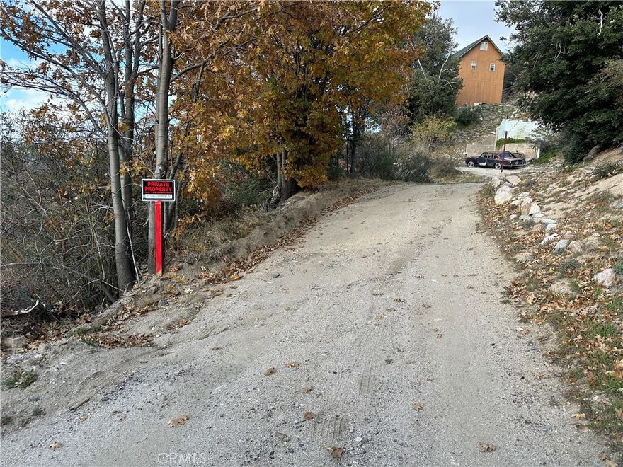 Nice piece of land on Cedar Glen area of lake Arrowhead.Great views,with all kind of amenities markets ,hospitals,Restaurants,Hotels Stores,water sports and much more around the beautiful lake Arrowhead.40 minutes from the 210 Fwy.This lot has almost all utilities incl water, Gas,Power even cable, Possible septic tank from previous home may  already installed see pictures.