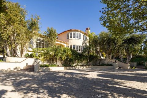 A home in North Tustin