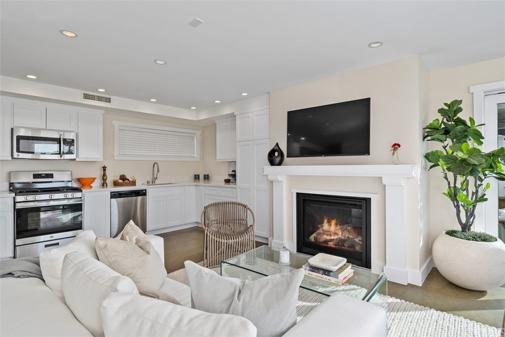 Corona del Mar South of PCH (CDMS) - Residential