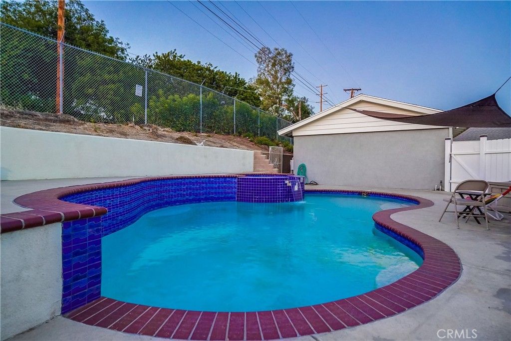 listing image 130727944113888604651