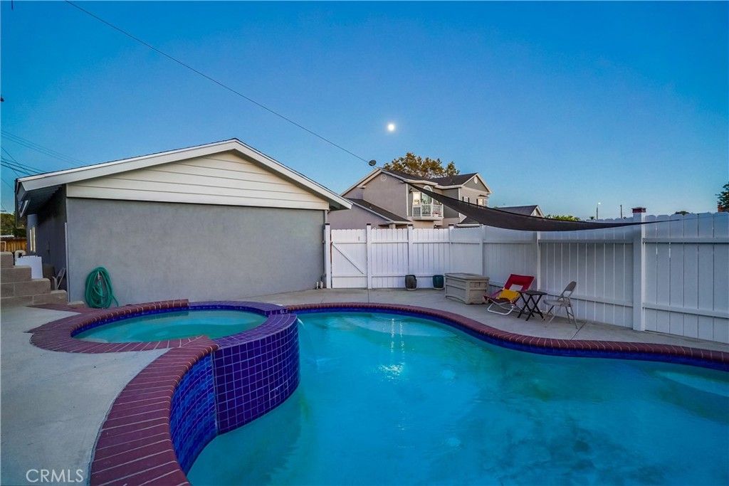 listing image 130729771896655543206